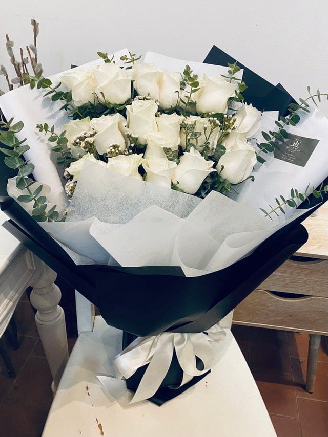 18 white roses in black and white